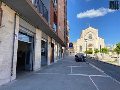 In piazza del Redentore, che precede l�omonima chiesa, si staglia invece al 230 l�officina del 66enne Michele Rizzi
